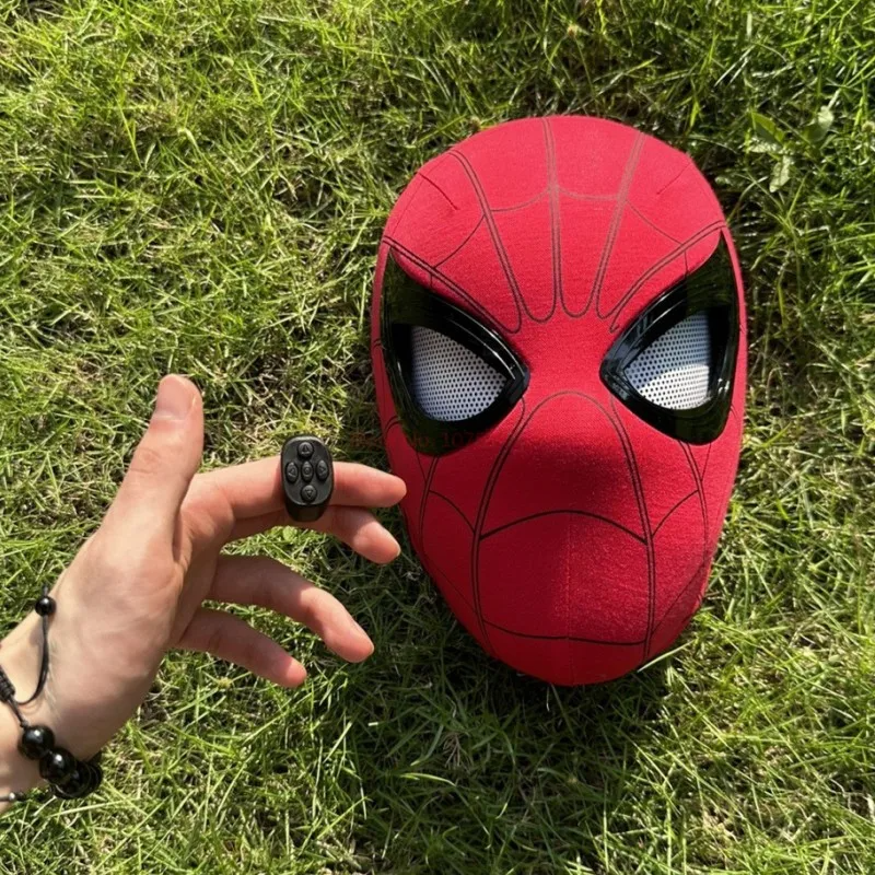 Maska Spider-Mana s pohyblivýma očima | Elektronická blikající helma superhrdiny pro cosplay a Halloween | Dobíjecí provedení