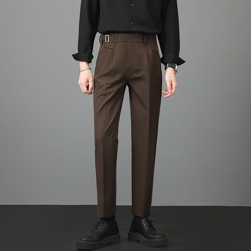 Pantaloni eleganti marroni da uomo, abbinati a camicia nera e scarpe nere. Moda maschile, abbigliamento formale, stile contemporaneo.
