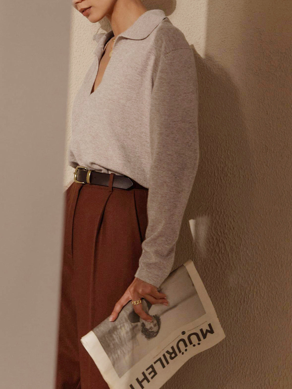 Sweater grijze gebreide stof met riem en tas detail shot