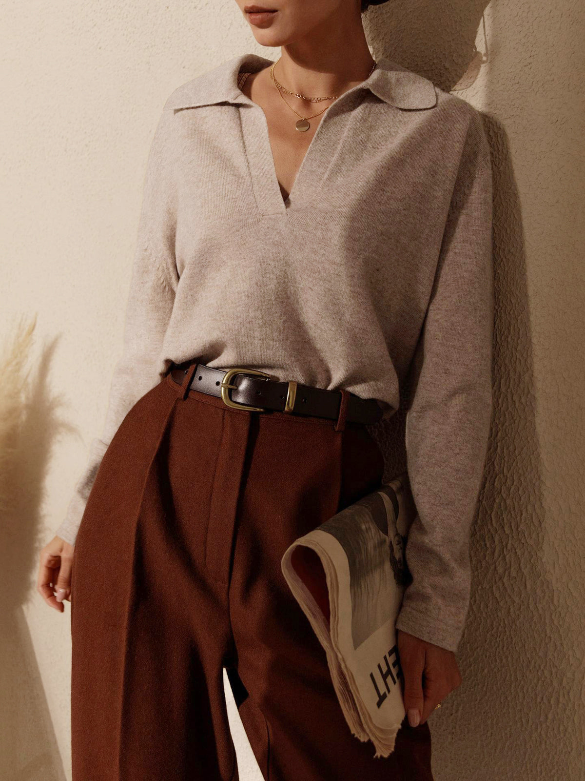 Sweater beige gebreid V-hals met riem detail