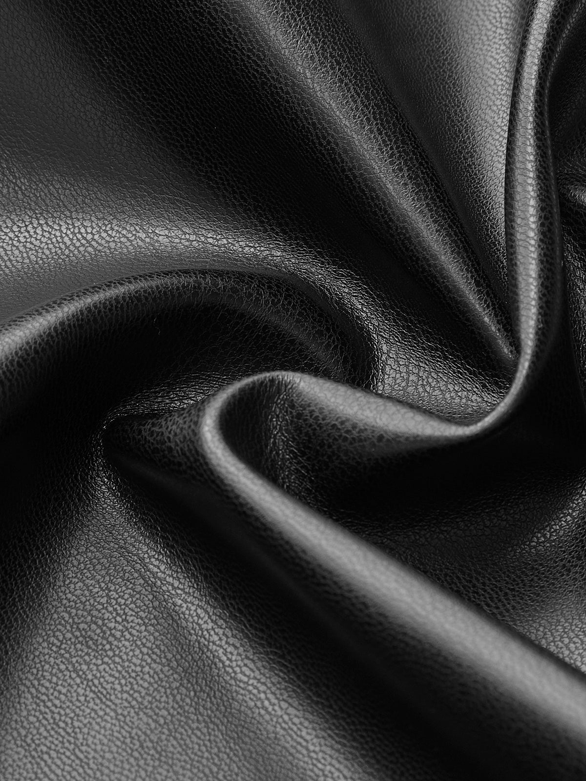 Midi sukňa z umelej kože – elegantný kúsok s vysokým rozparkom