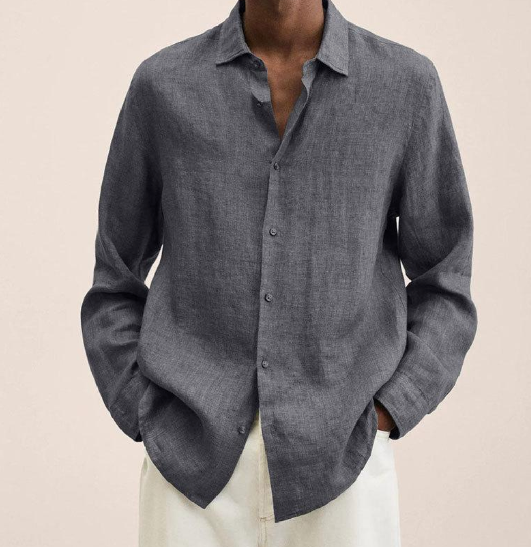Camicia lino grigia uomo, maniche lunghe, abbinata a pantaloni bianchi. Moda maschile elegante, stile casual chic.