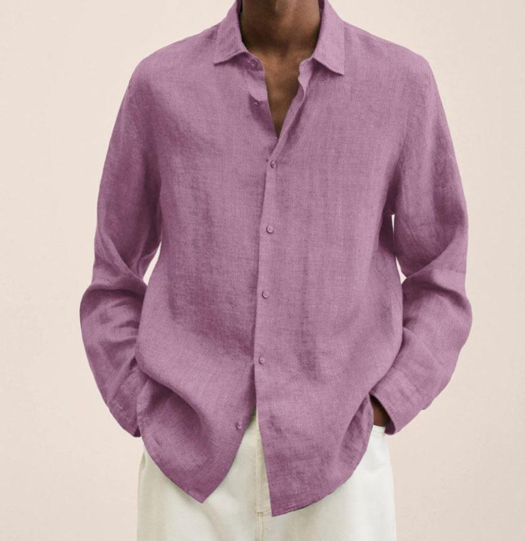 Camicia di lino rosa uomo, maniche lunghe, stile casual elegante, abbinata a pantaloni bianchi. Moda maschile primavera estate.
