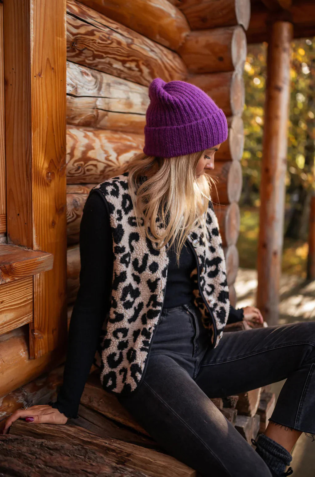 Strikket vest til kvinder med leopardprint og knaplukning