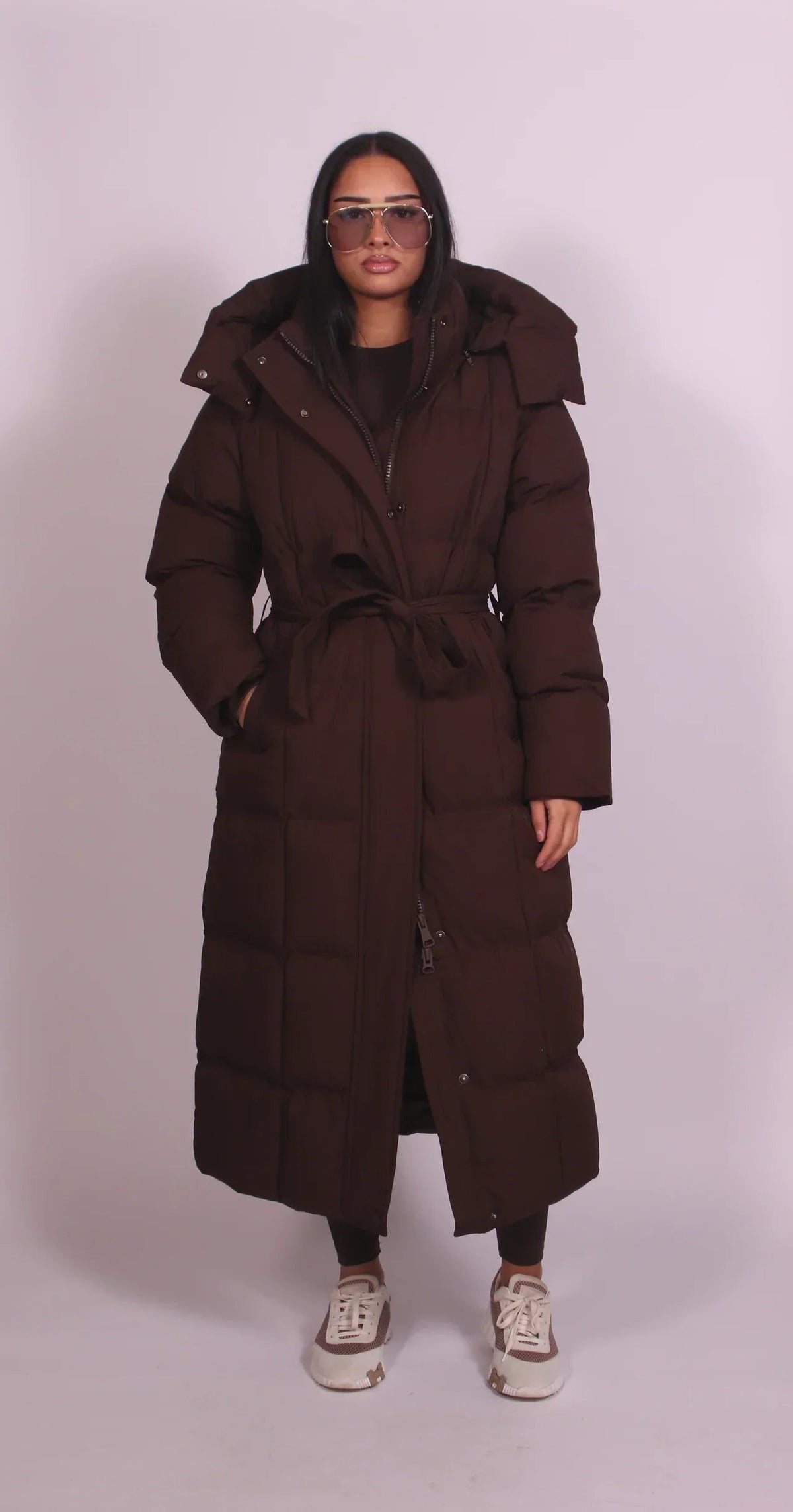 Dámský dlouhý péřový kabát s páskem | Prošívaná zateplená zimní bunda s vysokým límcem a bočními kapsami | Teplé oversized svrchní oblečení