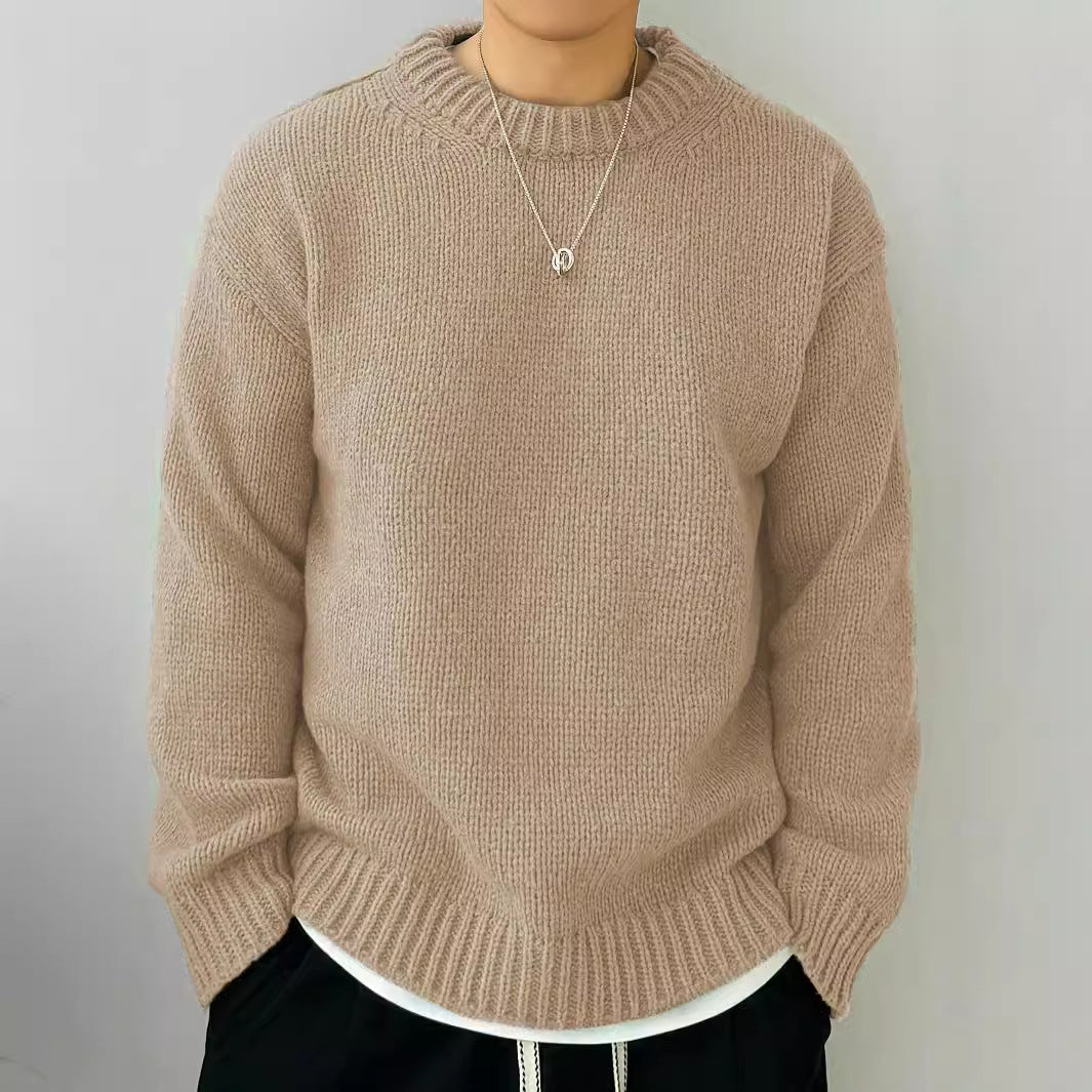 Maglione beige in lana, indossato da una persona, con collana d'argento. Moda autunnale, abbigliamento casual, stile confortevole.