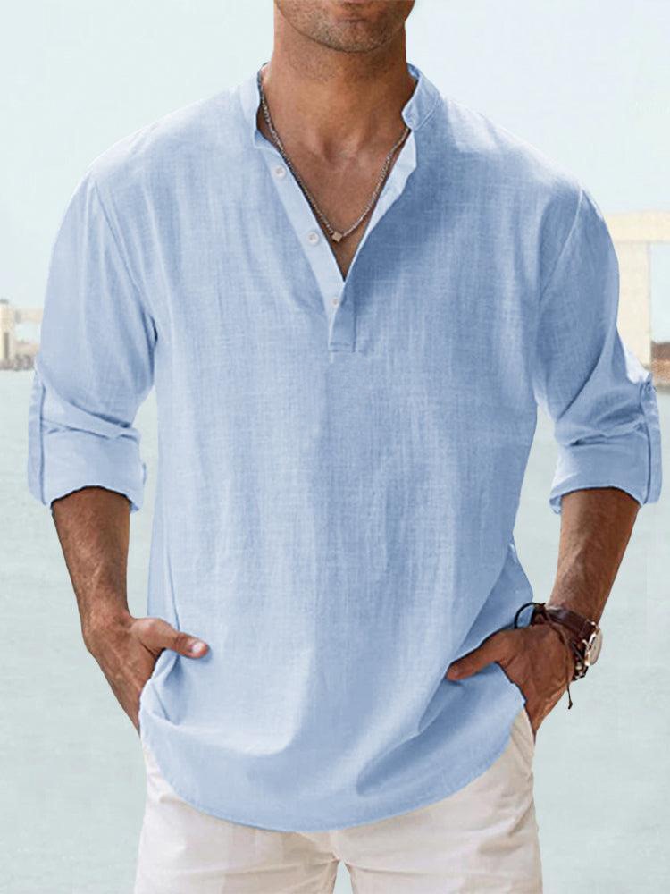 Camicia uomo lino azzurra, maniche lunghe arrotolate, colletto alla coreana, stile casual estivo, moda maschile elegante e leggera.