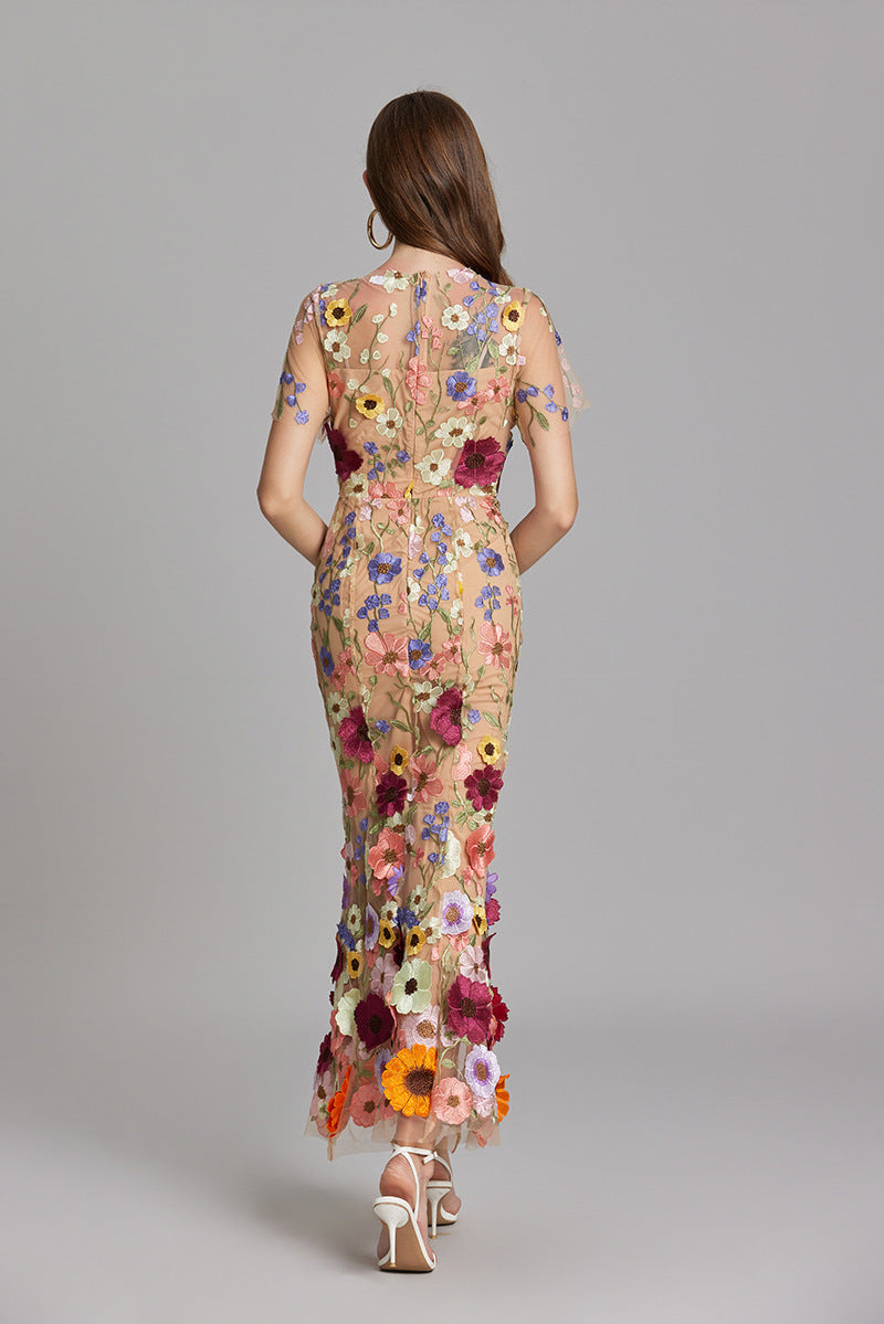 Vestido de noche de corte sirena con apliques florales