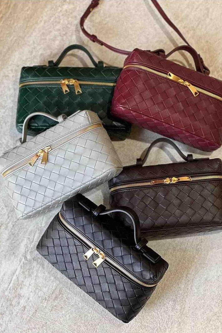 Geantă cu mâner superior țesută | Geantă de mână din piele vegană cu accesorii aurii | Geantă mică țesută, ideală pentru stilul de zi cu zi și organizare