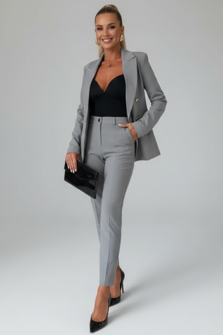 Completo da donna a due pezzi con giacca abbottonata e pantaloni a gamba dritta | Abiti eleganti coordinati per l'ufficio e occasioni formali