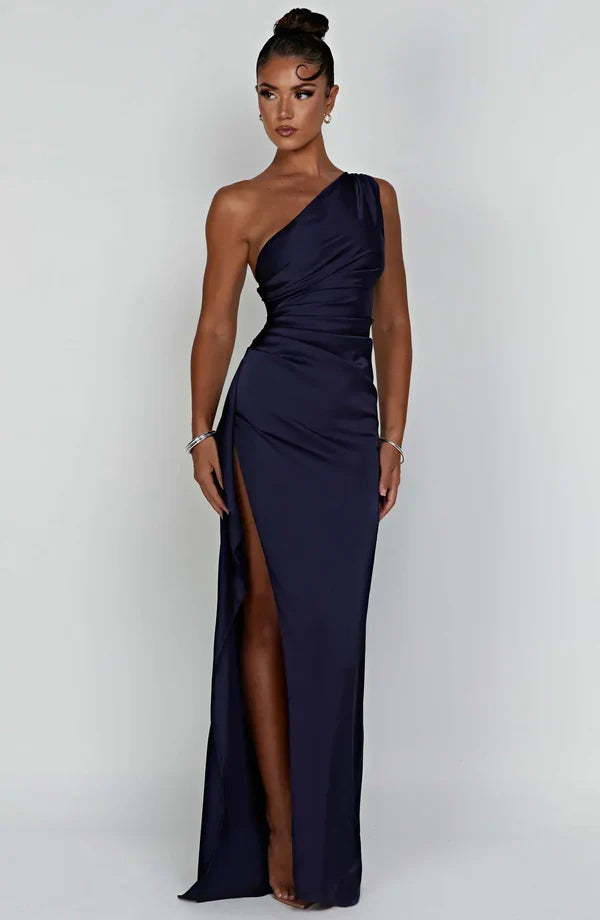 Vestido de lujo con un solo tirante y abertura