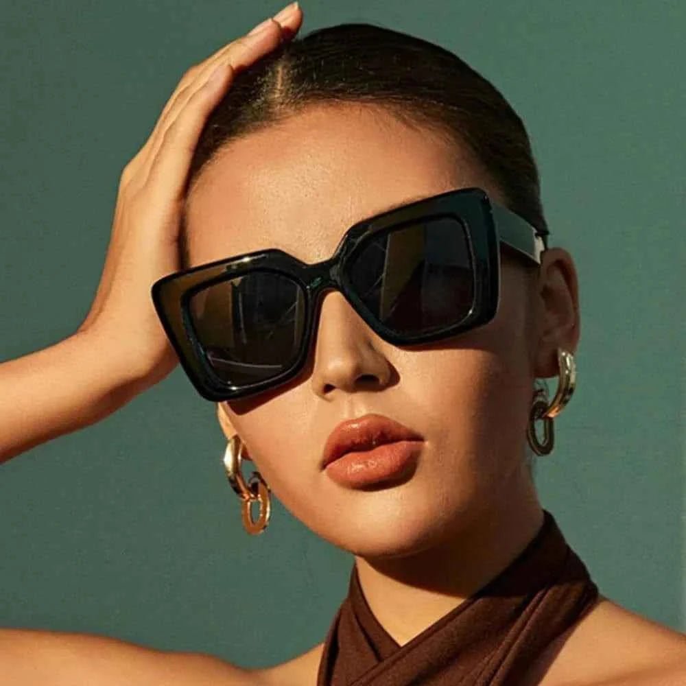 Celine – Schwarze Oversize Sonnenbrille mit kantigem Cat - Eye - Design - Cecile LavelleSchwarz