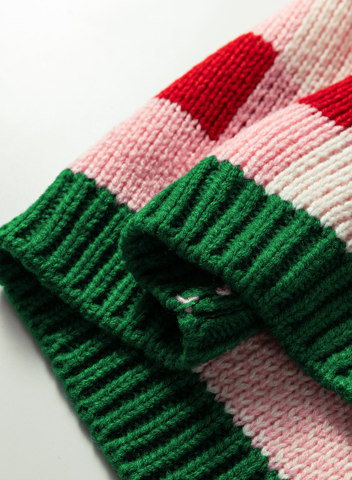Cárdigan navideño de mujer a cuadros rosa: jersey de punto con abertura delantera, ribete verde y detalles de lazos