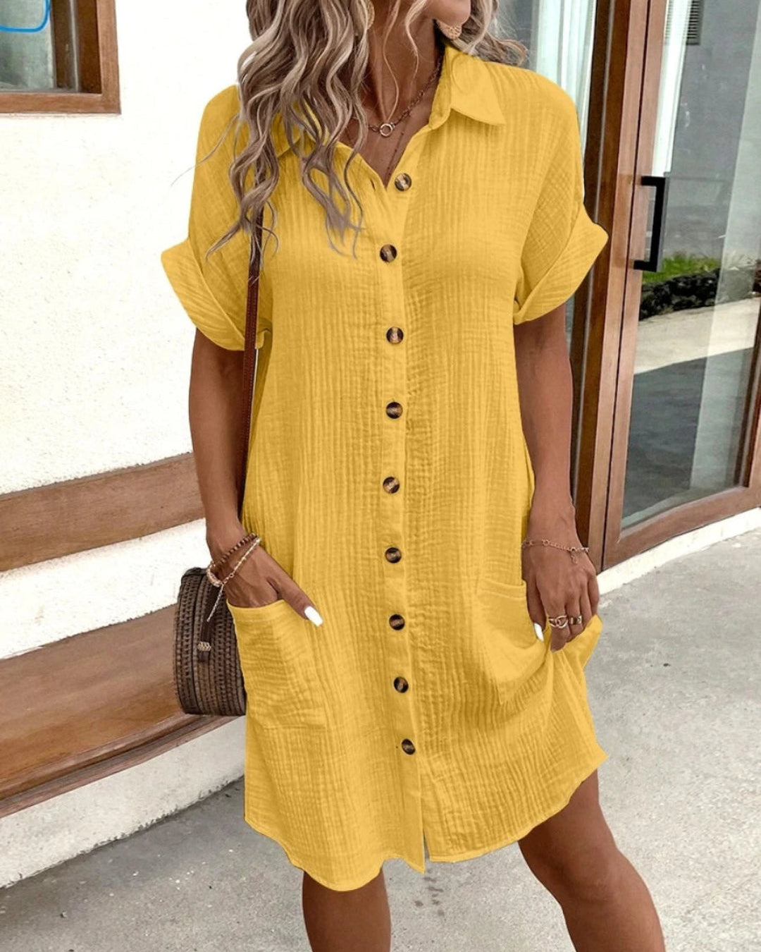 Elegante vestido de verano con cuello en V