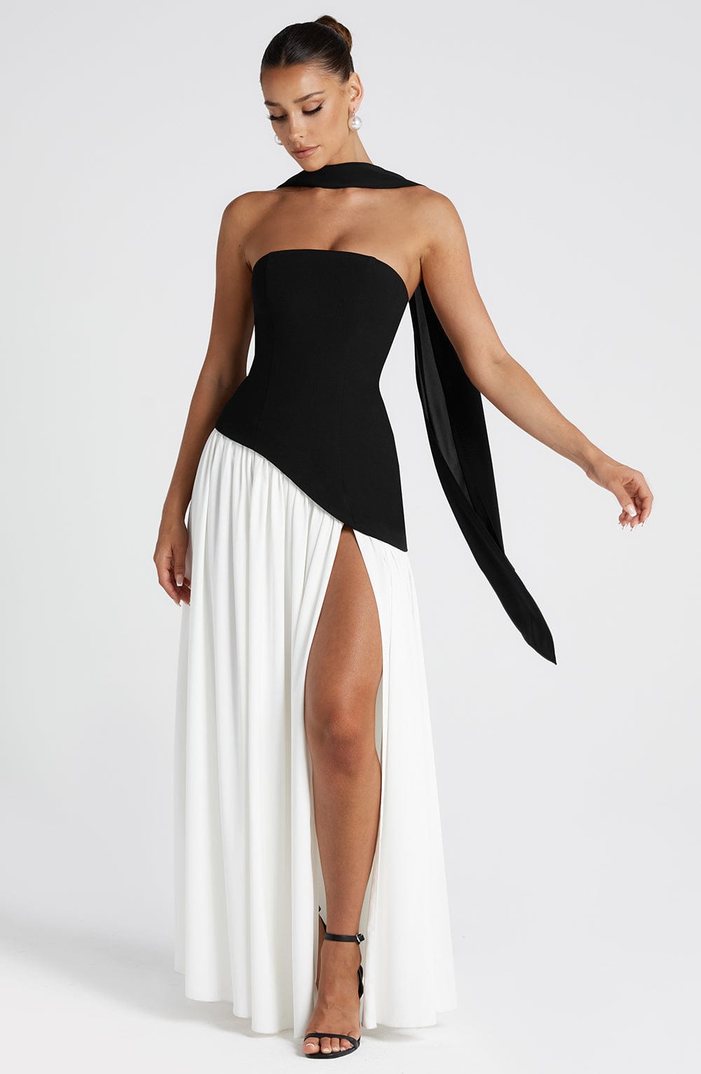 Strapless maxi-kjole til kvinder med asymmetrisk talje og høj slids