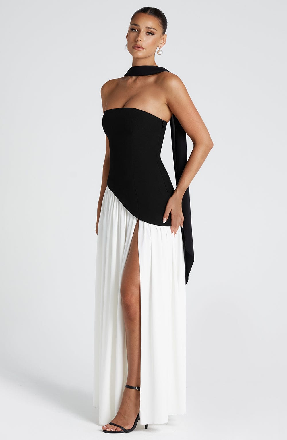 Strapless maxi-kjole til kvinder med asymmetrisk talje og høj slids