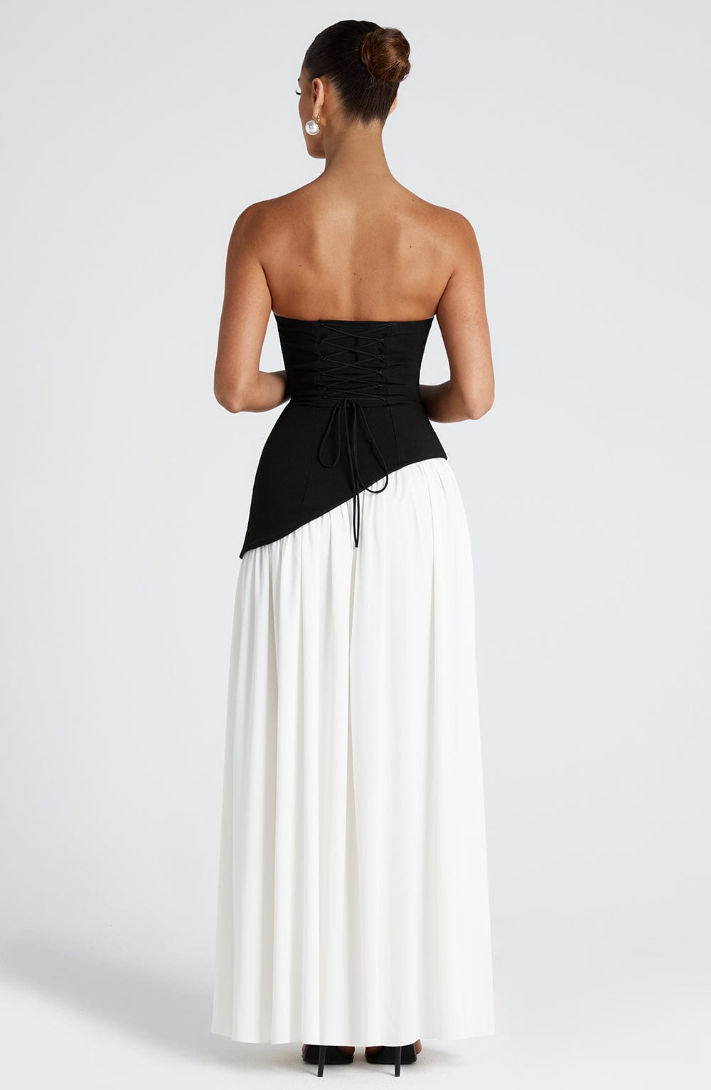 Strapless maxi-kjole til kvinder med asymmetrisk talje og høj slids