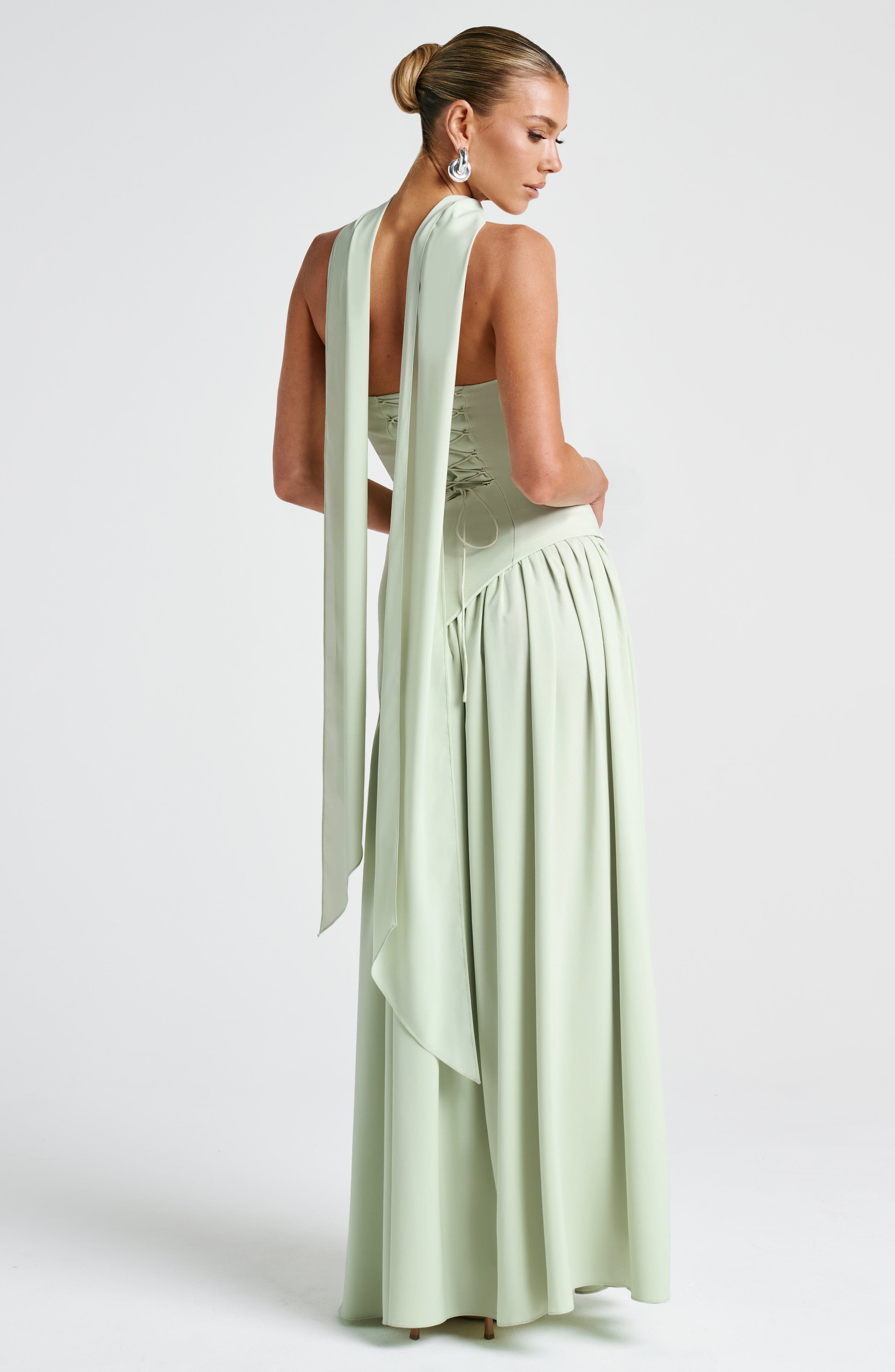Strapless maxi-kjole til kvinder med asymmetrisk talje og høj slids