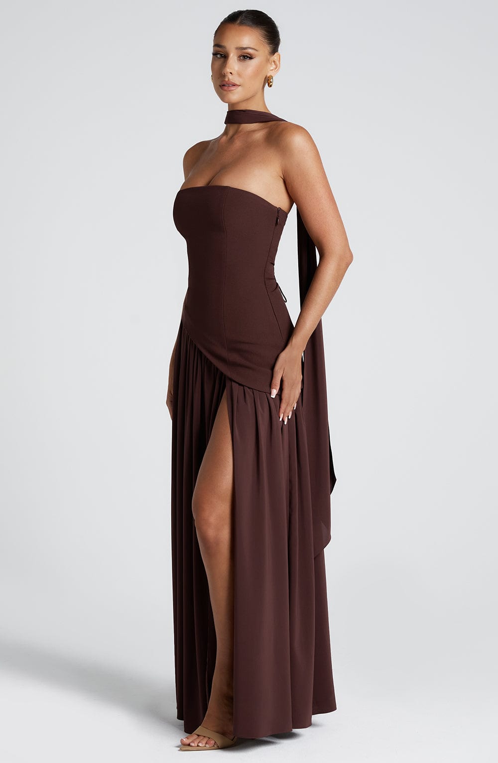 Strapless maxi-kjole til kvinder med asymmetrisk talje og høj slids
