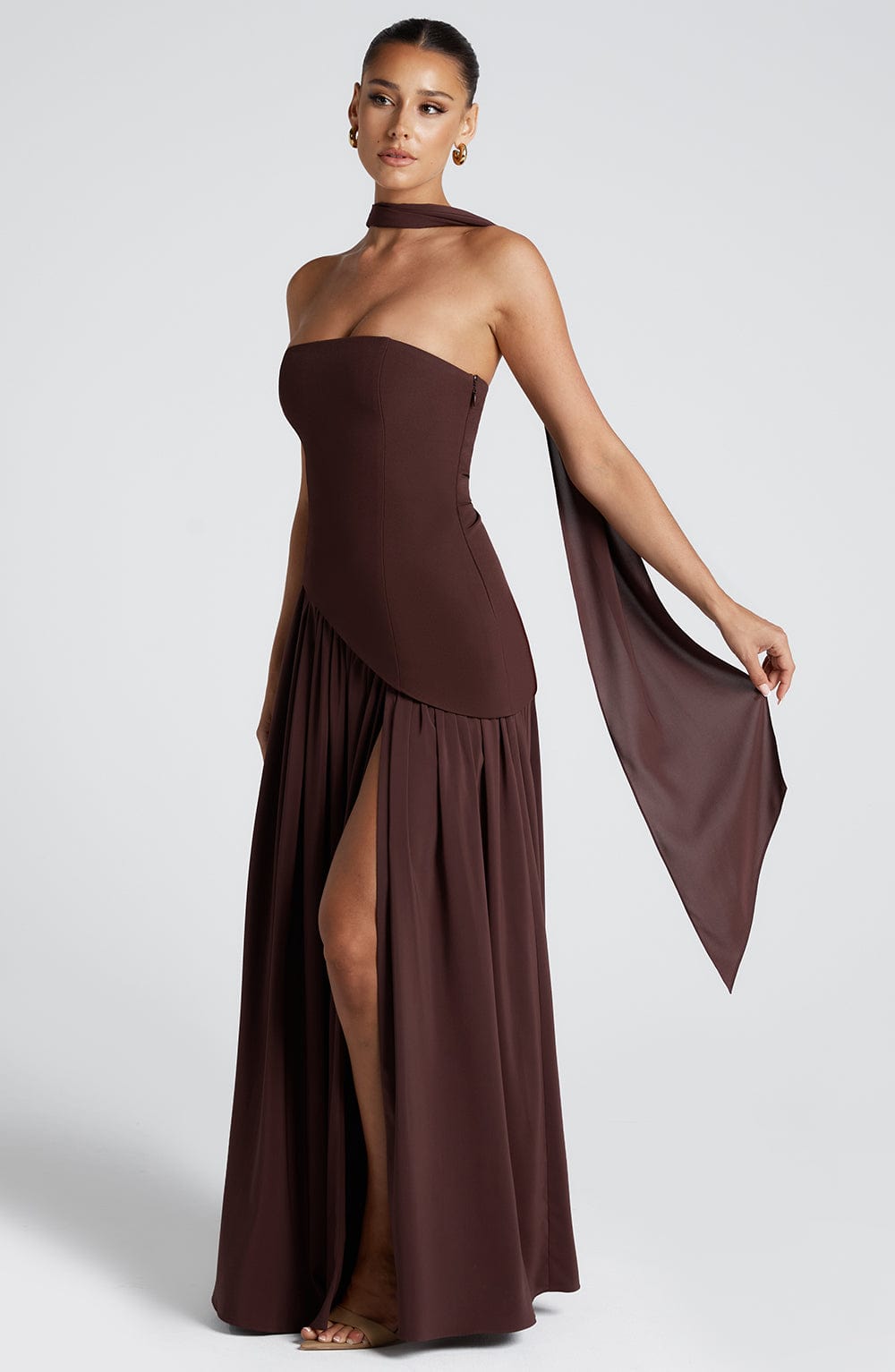 Strapless maxi-kjole til kvinder med asymmetrisk talje og høj slids
