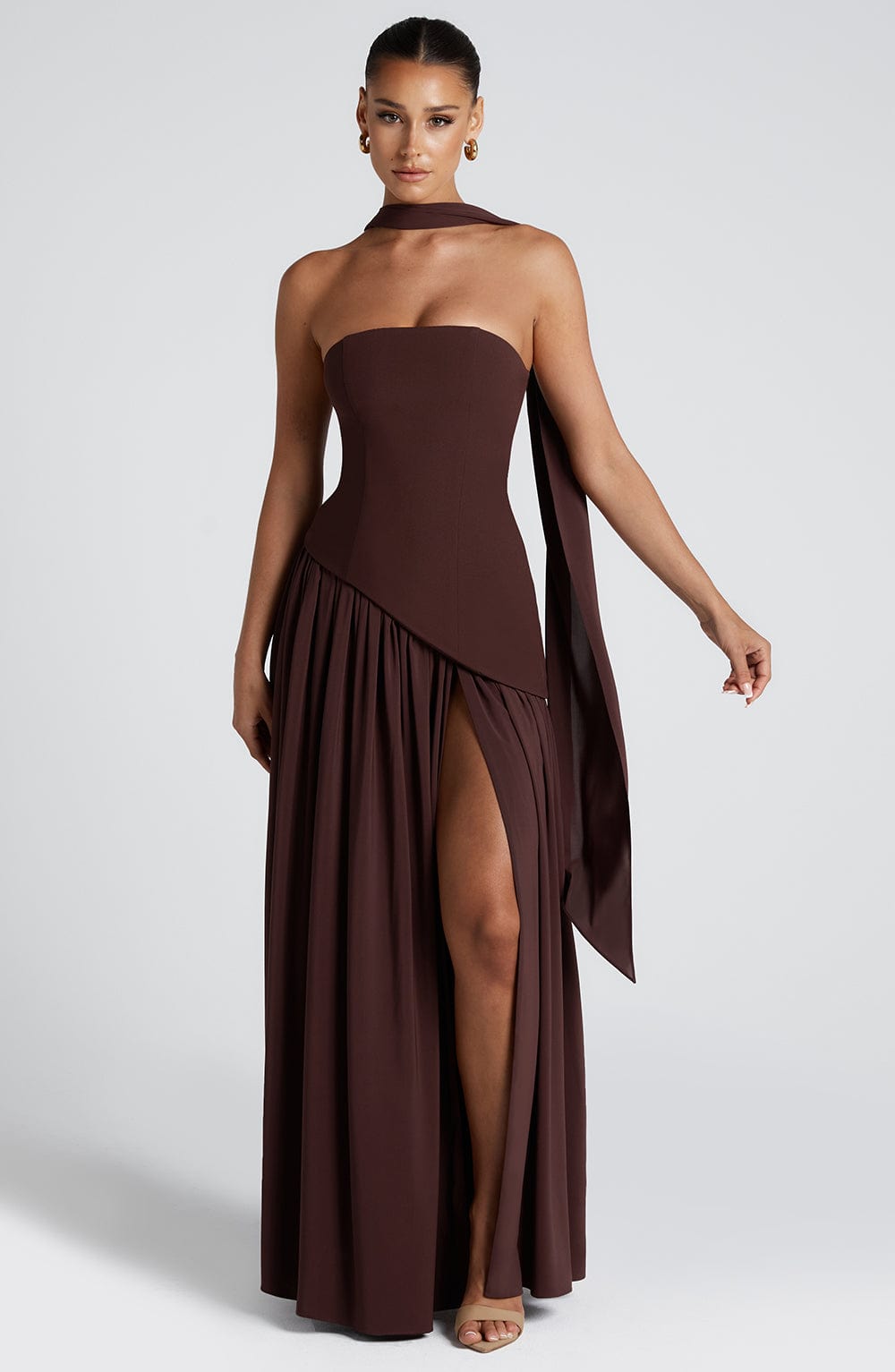 Strapless maxi-kjole til kvinder med asymmetrisk talje og høj slids
