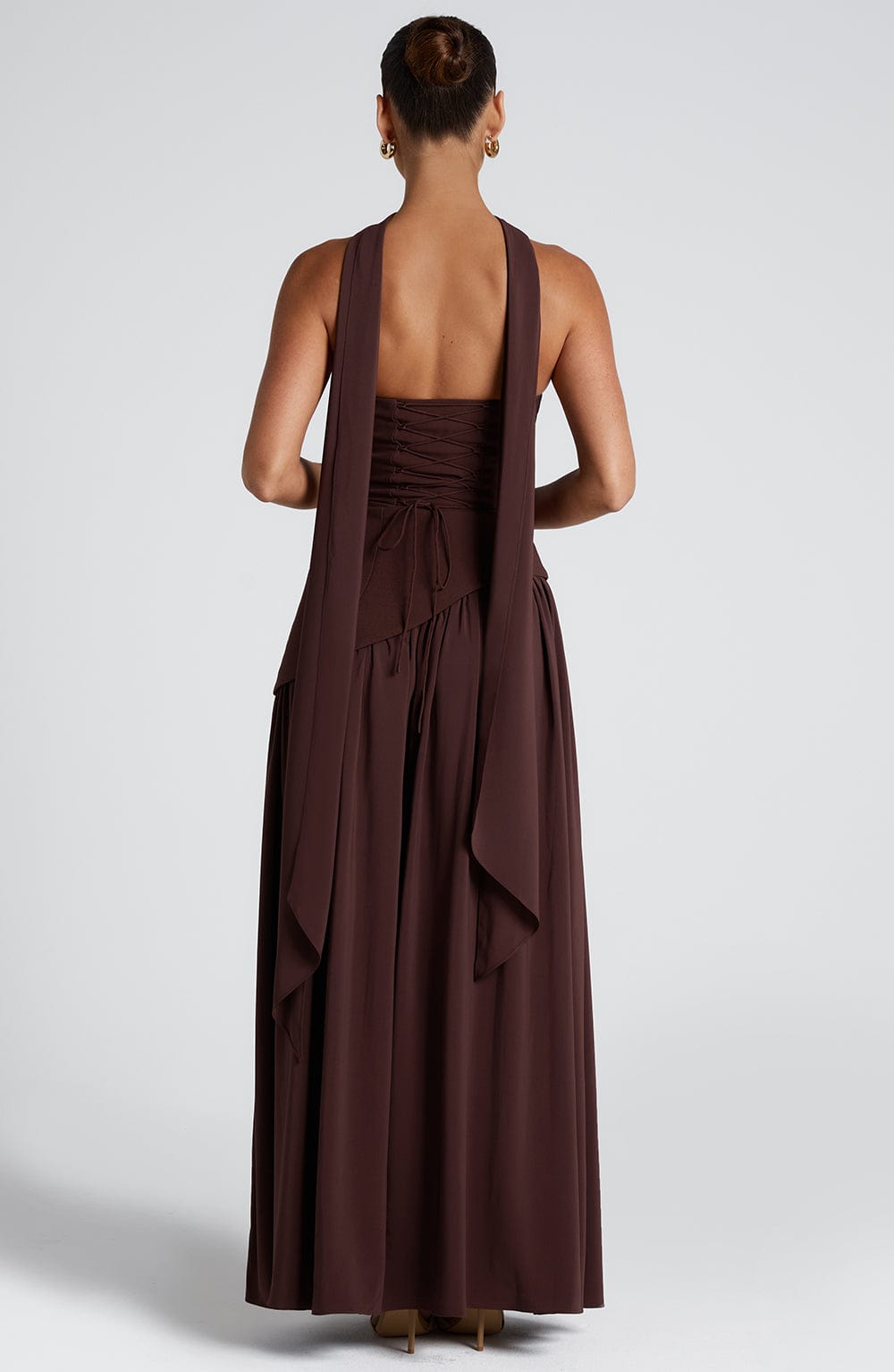 Strapless maxi-kjole til kvinder med asymmetrisk talje og høj slids