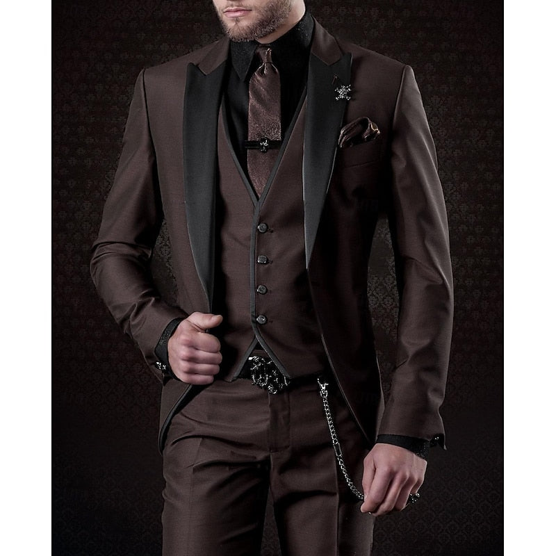 Elegant men's three-piece wedding suit set (blazer, vest, trousers). Ideal for grooms, guests & special occasions.