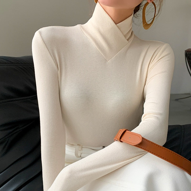 Stylish long-sleeved turtleneck sweater for women
