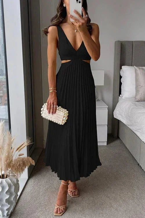 Robe midi plissée sans manches, col en V, découpes, en tissu léger pour une allure élégante et moderne lors des soirées.