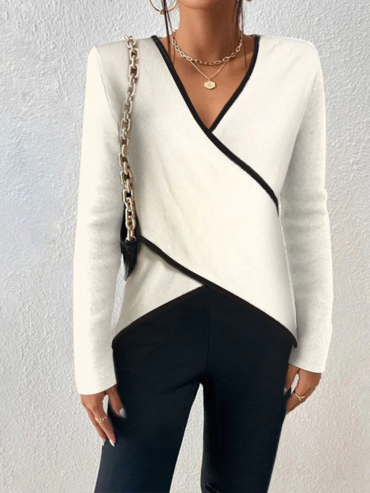 Elegant strikbluse med omslag – smukt strikket top med kontrastkanter