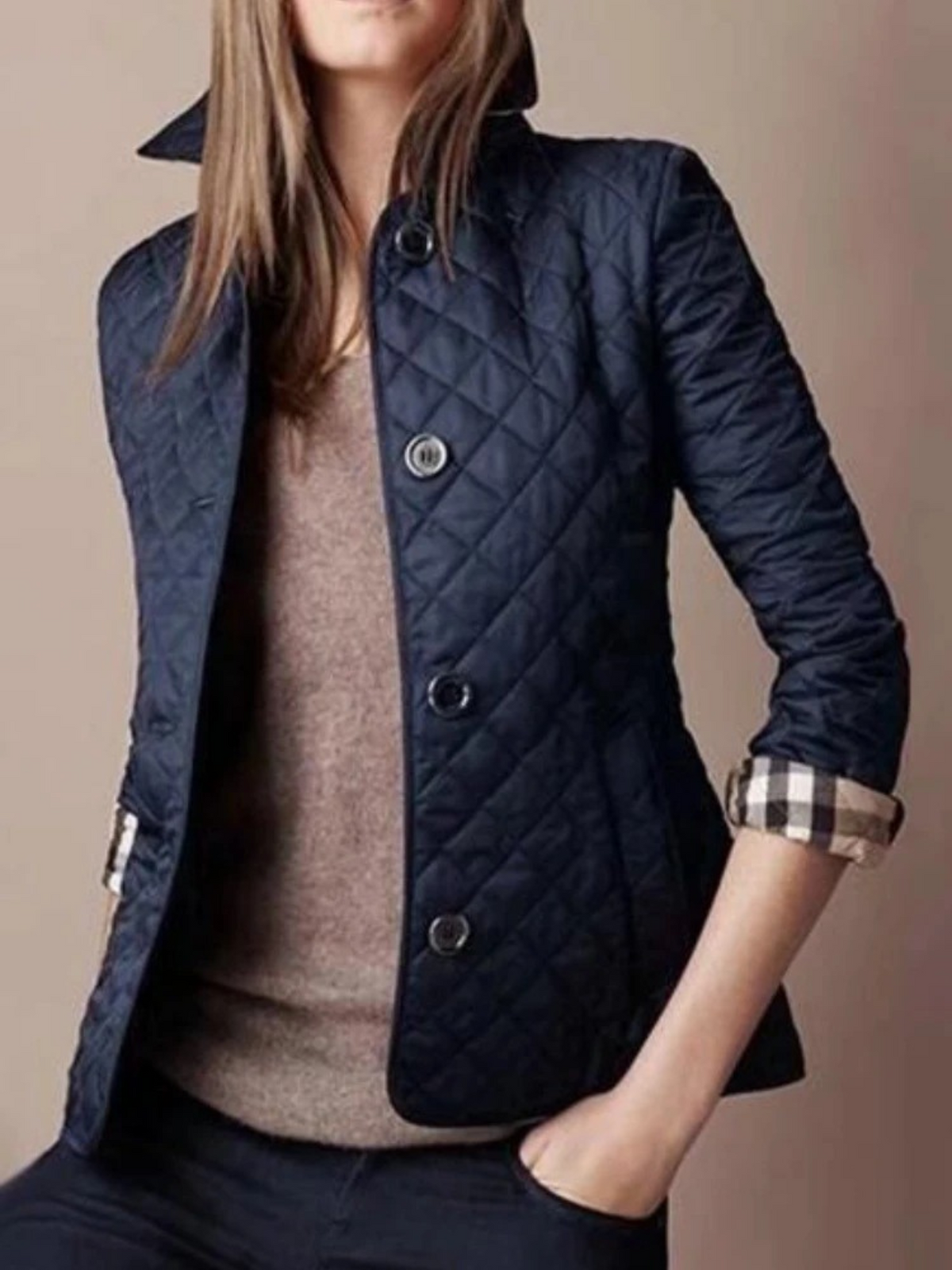 Everyday women's winter jacket: cozy quilted design, turned-down collar, and snap closure.