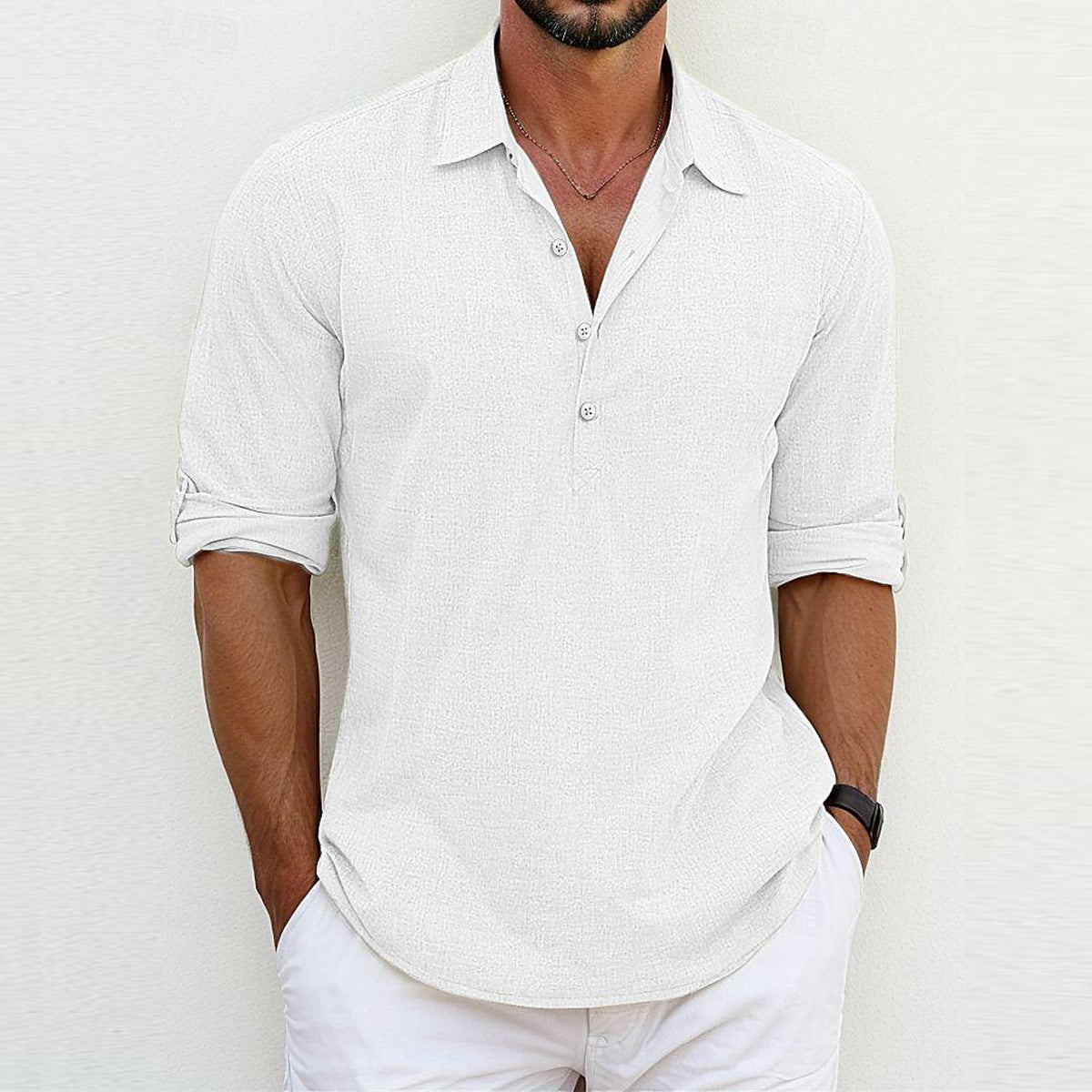 Camicia bianca da uomo in lino, maniche lunghe arrotolate, stile casual elegante, perfetta per look estivi e abbigliamento quotidiano.
