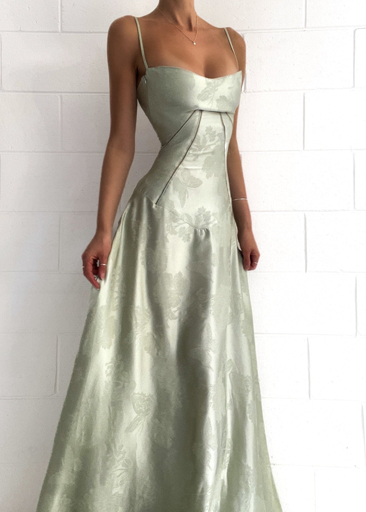 Satynowa sukienka maxi | Ramiączka spaghetti i zaokrąglony krój | Elegancki glamour