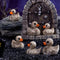 Miniaturní gotické figurky kachniček s lebkami z pryskyřice – sada halloweenských dekorací