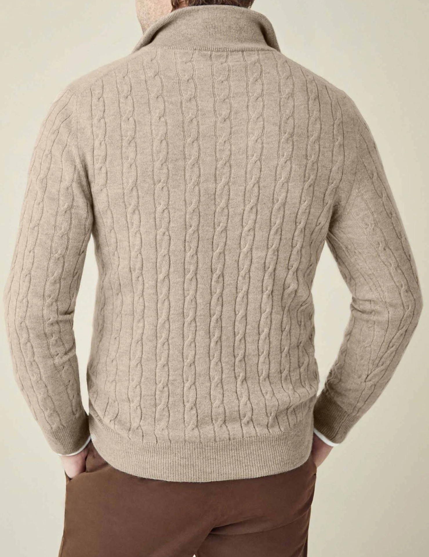 Elegante jersey de punto por cable con cremallera