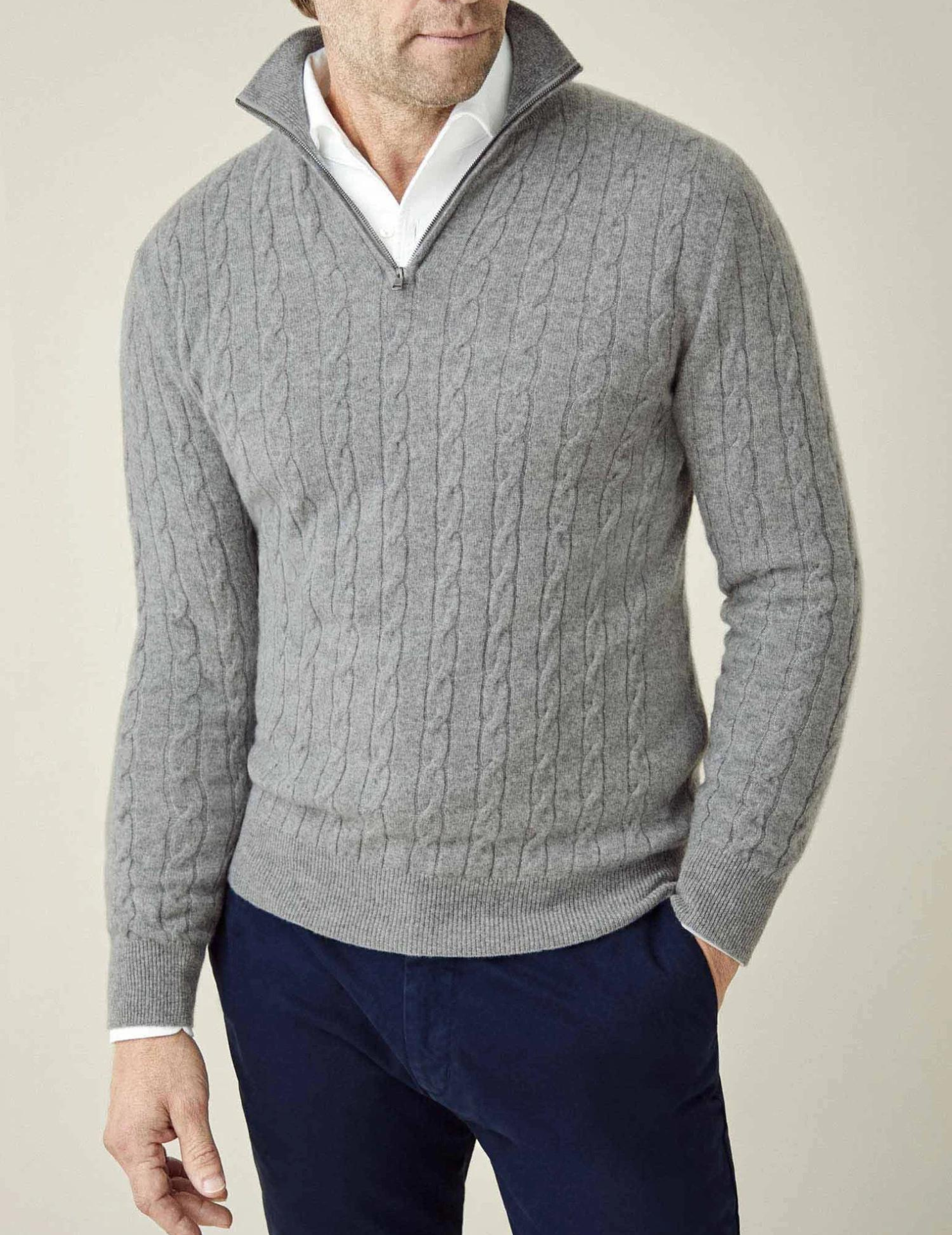 Elegante jersey de punto por cable con cremallera