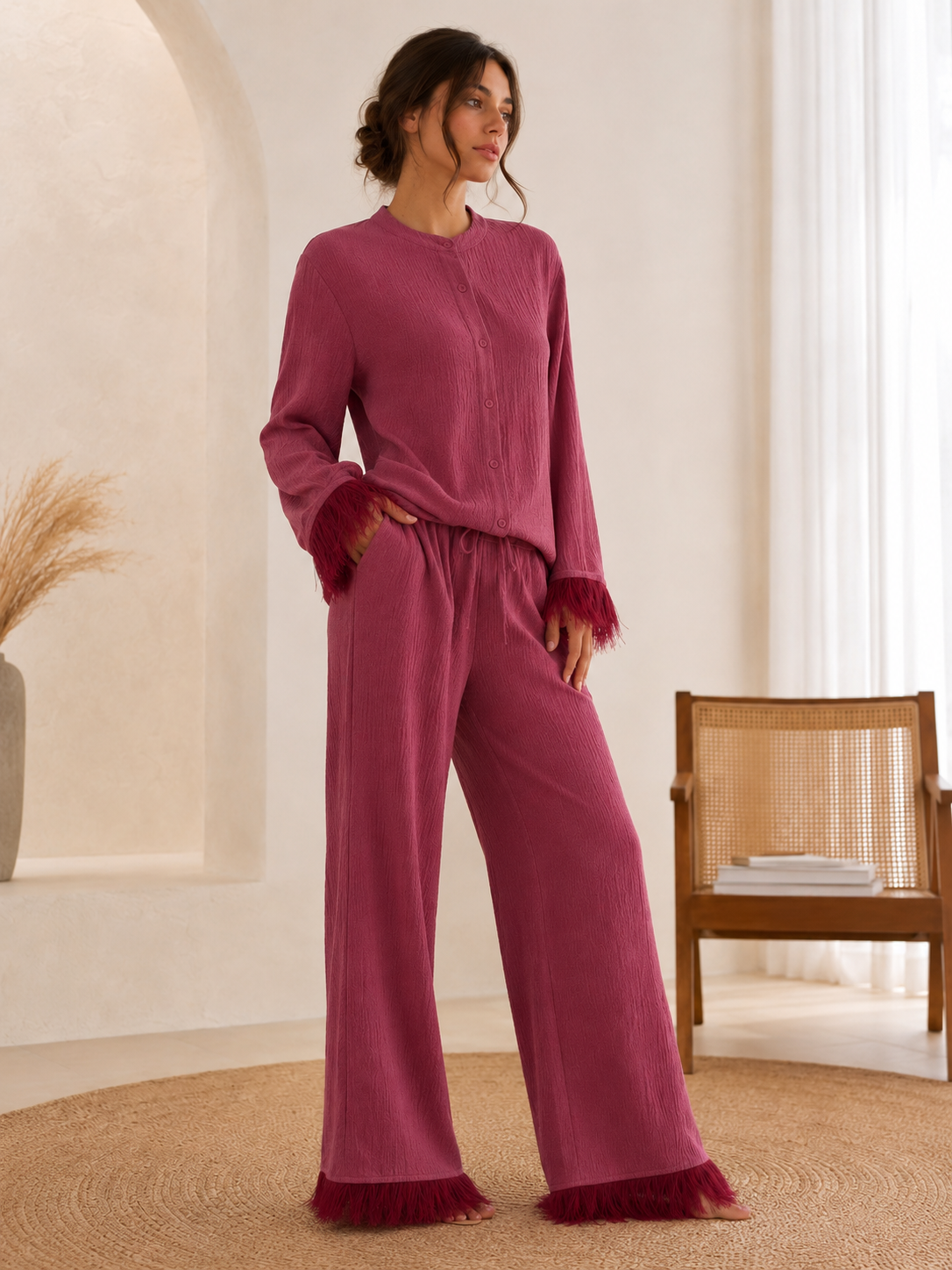 Ensemble coordonné à paillettes pour femme, composé d'un haut orné de plumes et d'un pantalon à jambes larges | Tenue de soirée en deux pièces pour les occasions festives