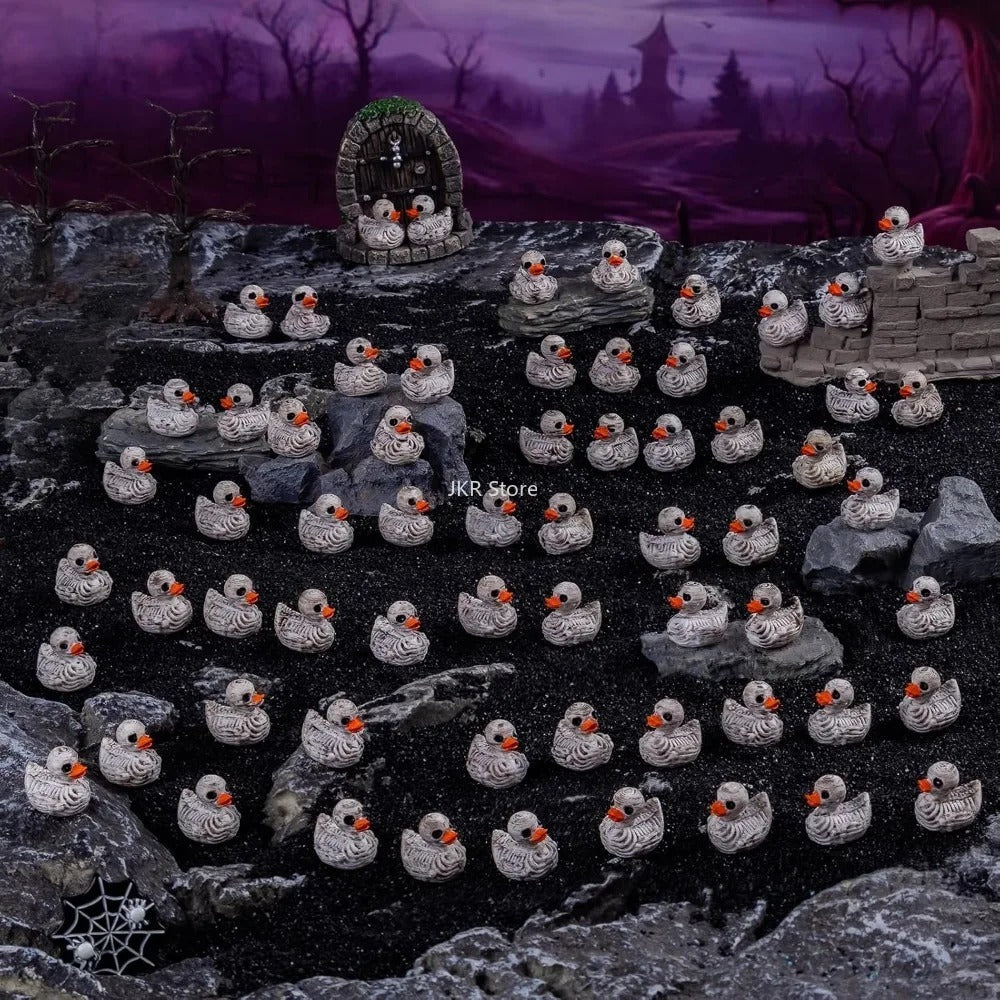 Miniaturní gotické figurky kachniček s lebkami z pryskyřice – sada halloweenských dekorací