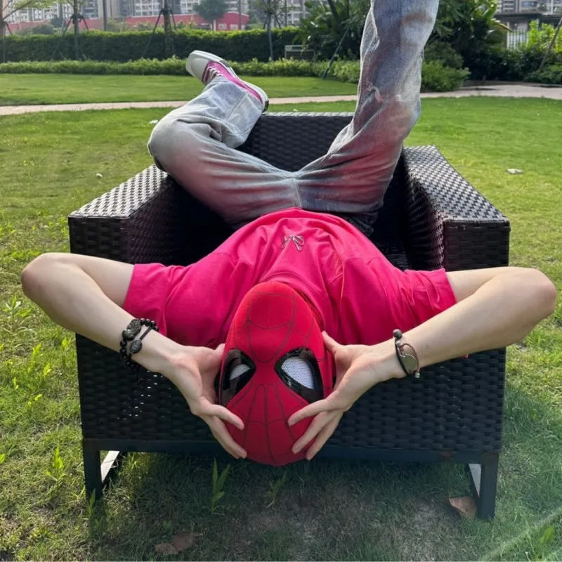 Maska Spider-Mana s pohyblivýma očima | Elektronická blikající helma superhrdiny pro cosplay a Halloween | Dobíjecí provedení