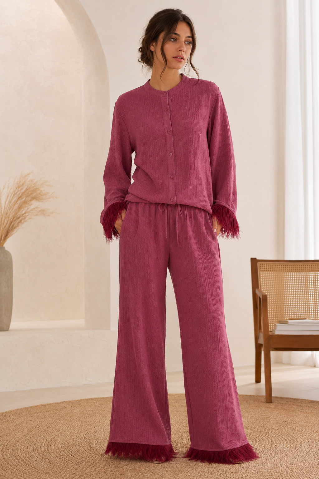 Ensemble coordonné à paillettes pour femme, composé d'un haut orné de plumes et d'un pantalon à jambes larges | Tenue de soirée en deux pièces pour les occasions festives