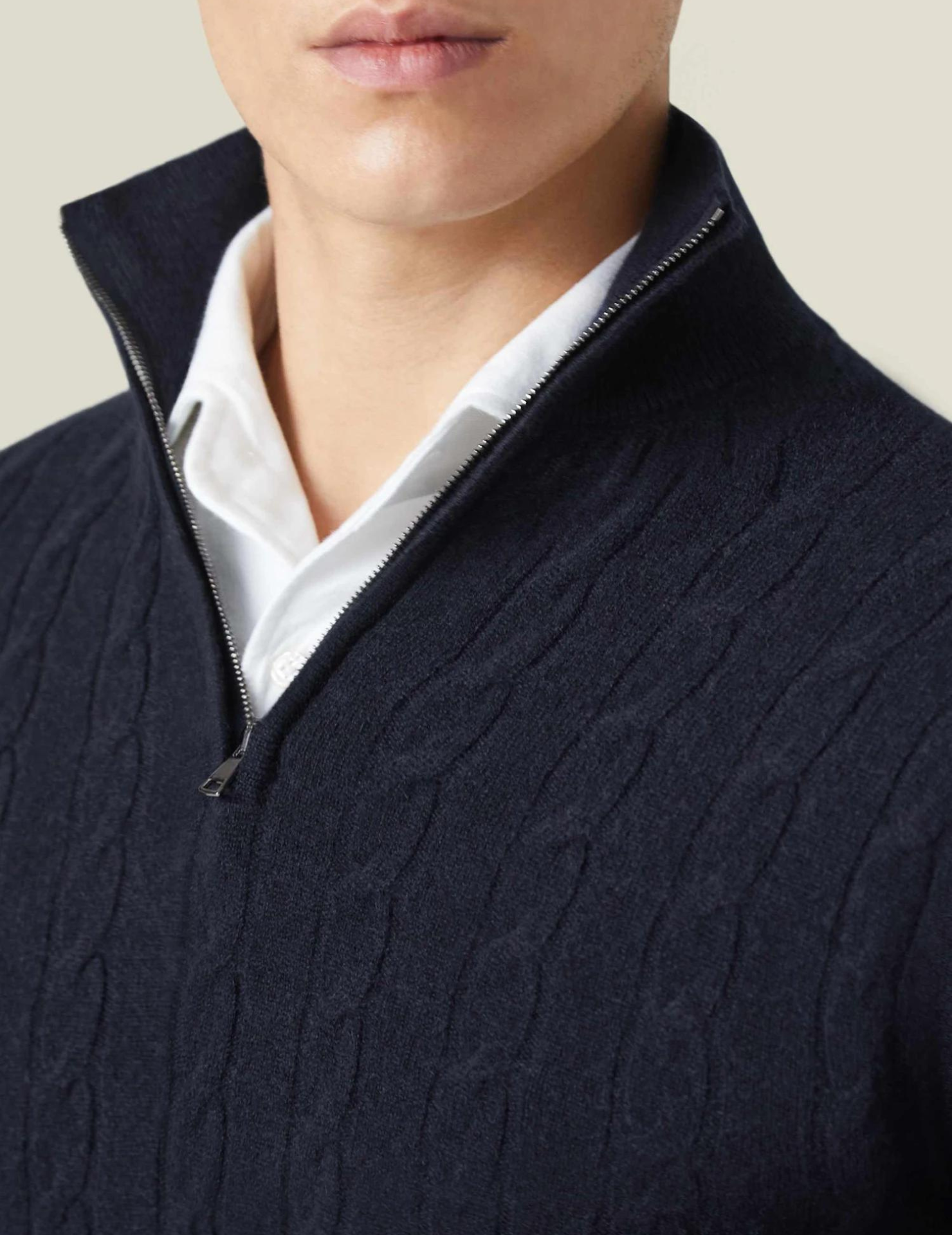 Elegante jersey de punto por cable con cremallera