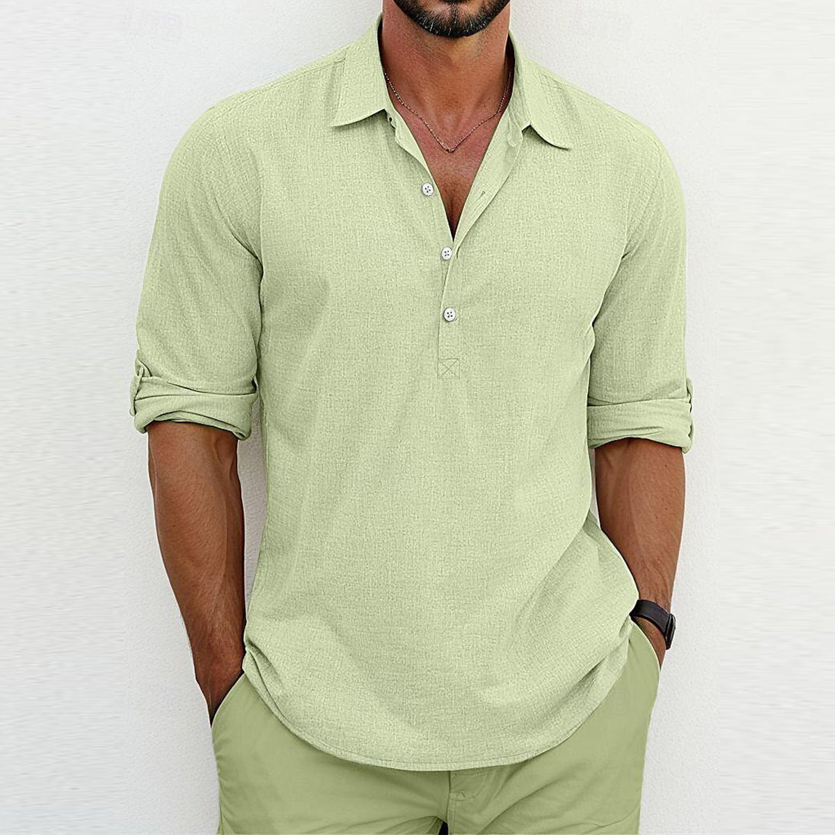 Camicia uomo verde chiaro, maniche lunghe arrotolate, colletto aperto, stile casual elegante, tessuto leggero, moda maschile contemporanea.