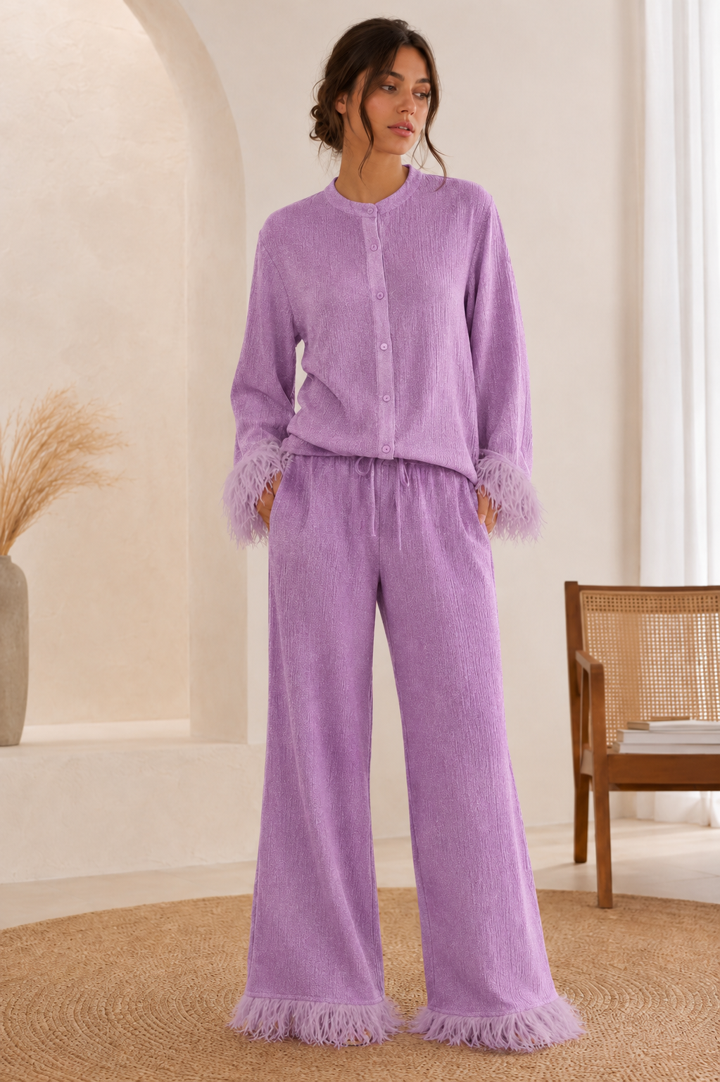 Ensemble coordonné à paillettes pour femme, composé d'un haut orné de plumes et d'un pantalon à jambes larges | Tenue de soirée en deux pièces pour les occasions festives