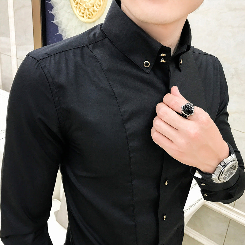 Camicia nera elegante da uomo con bottoni dorati, indossata con anello e orologio di lusso. Moda maschile, abbigliamento formale, accessori di classe.