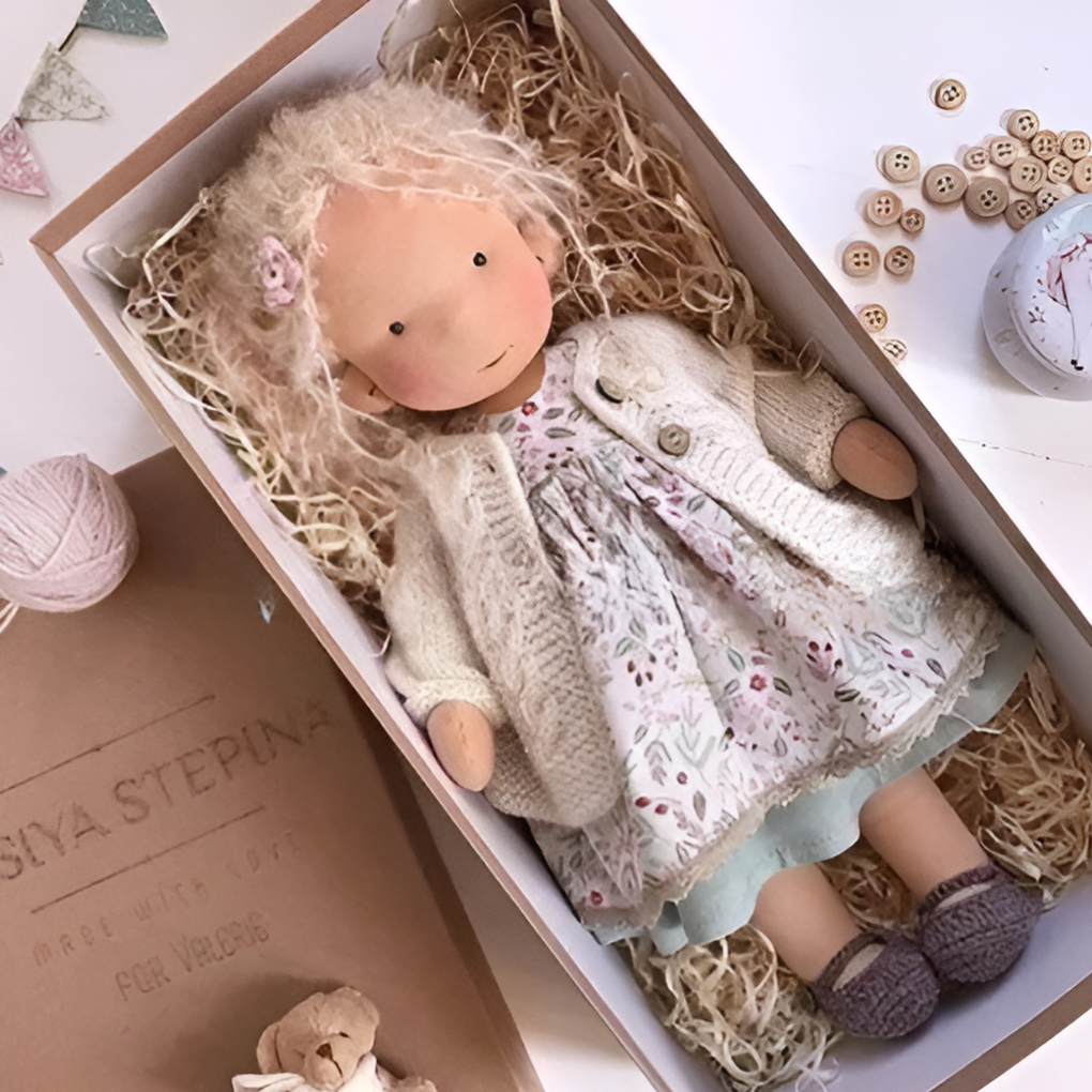 Kézzel készített Waldorf-baba | Természetes pamutból és gyapjúból készült plüssjáték | Hipoallergén, a kisgyerekek fantáziáját serkentő játék