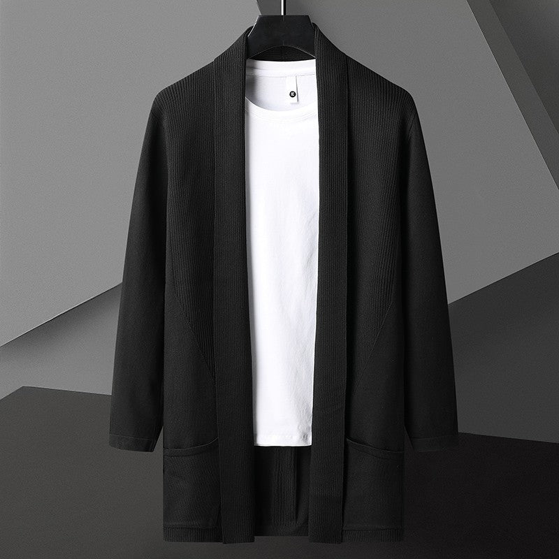Cardigan nero elegante su gruccia, abbinato a t-shirt bianca. Moda uomo, abbigliamento casual, stile minimalista, tessuto leggero.
