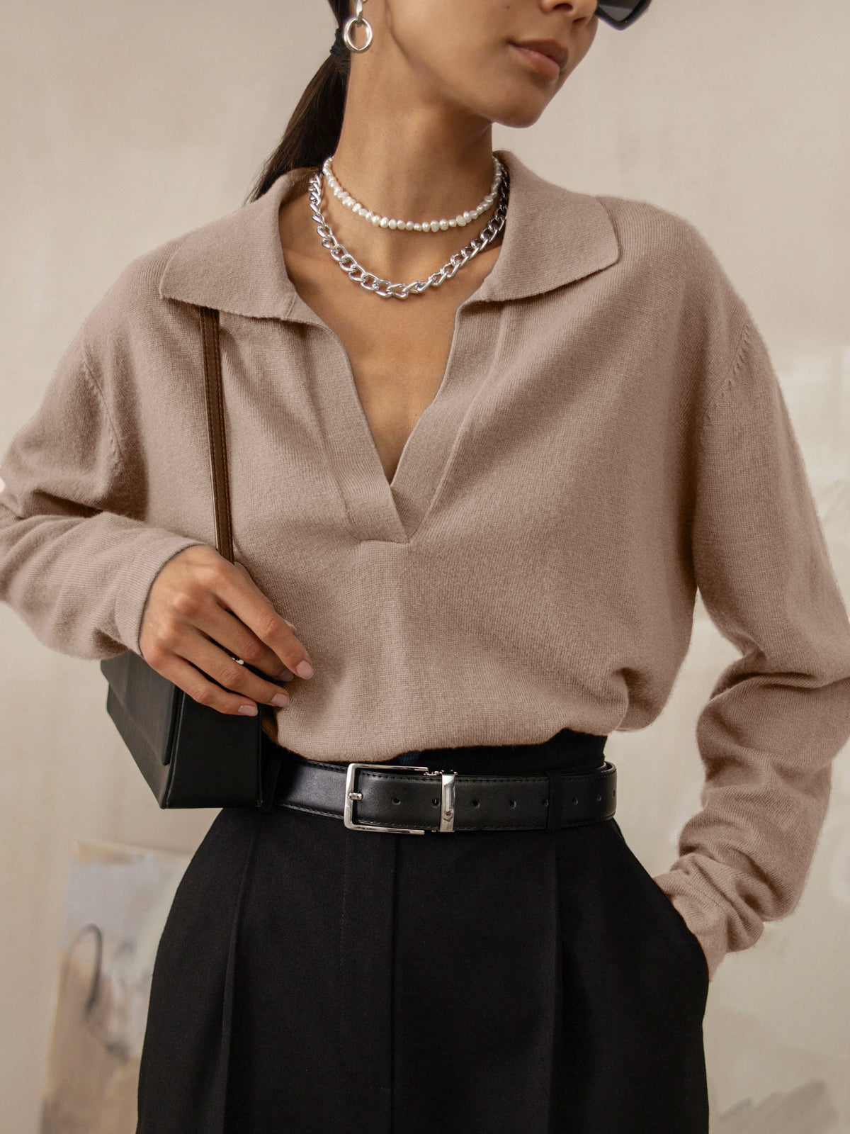 Trui beige gebreid met V-hals en zwart riem front view