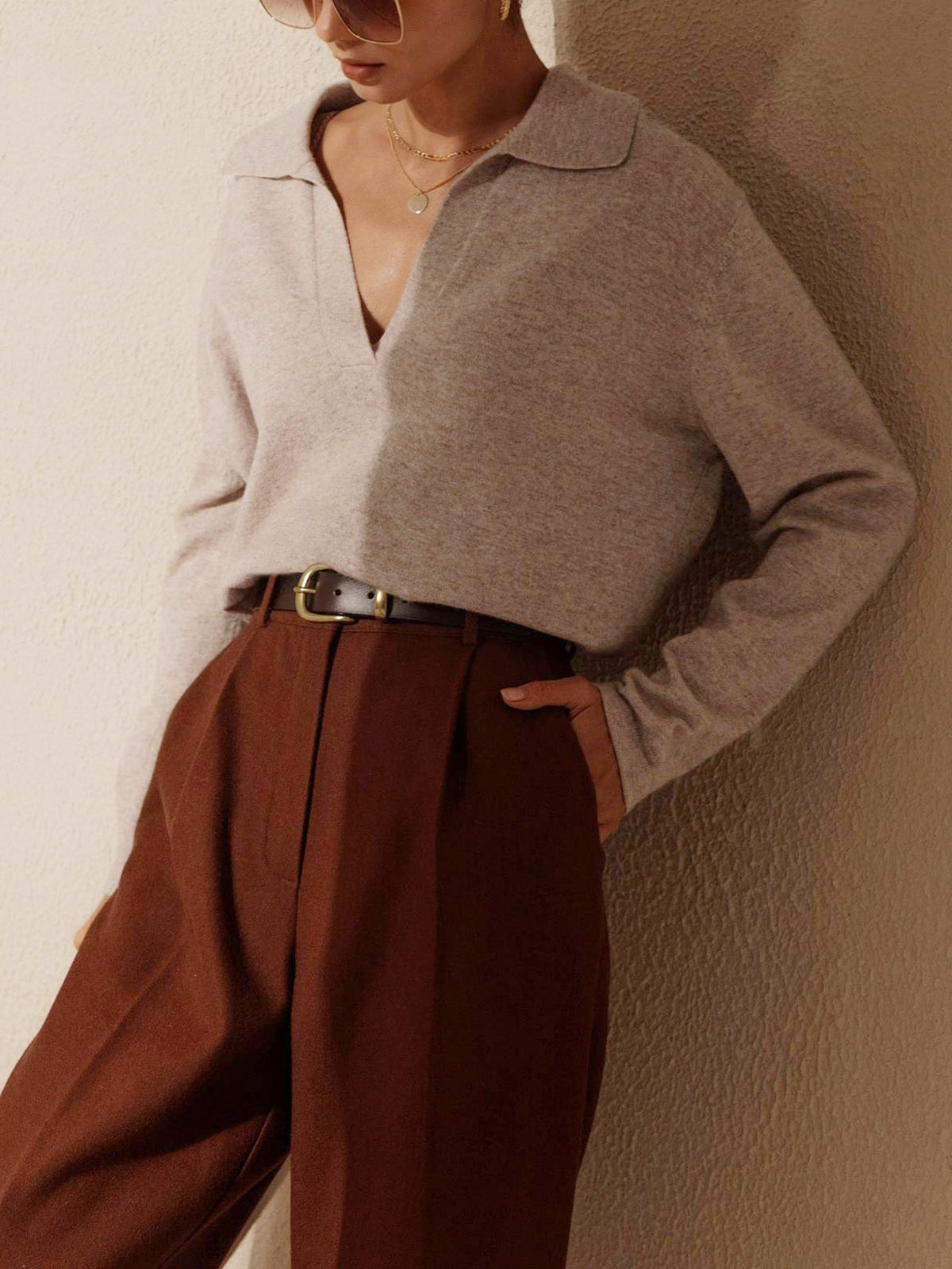 Gebreide sweater beige met V-hals en polokraag, zijprofiel