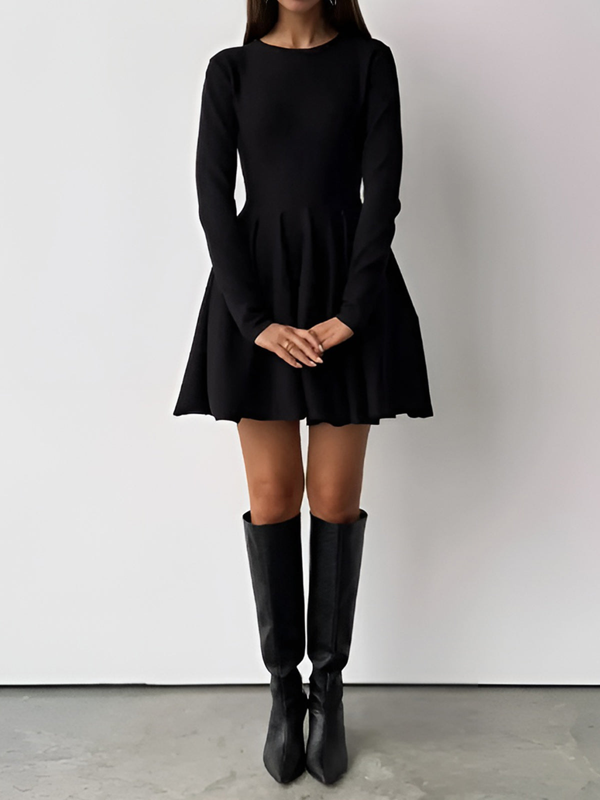 Plejet sweaterkjole til kvinder – kort strikkjole med elastisk pasform