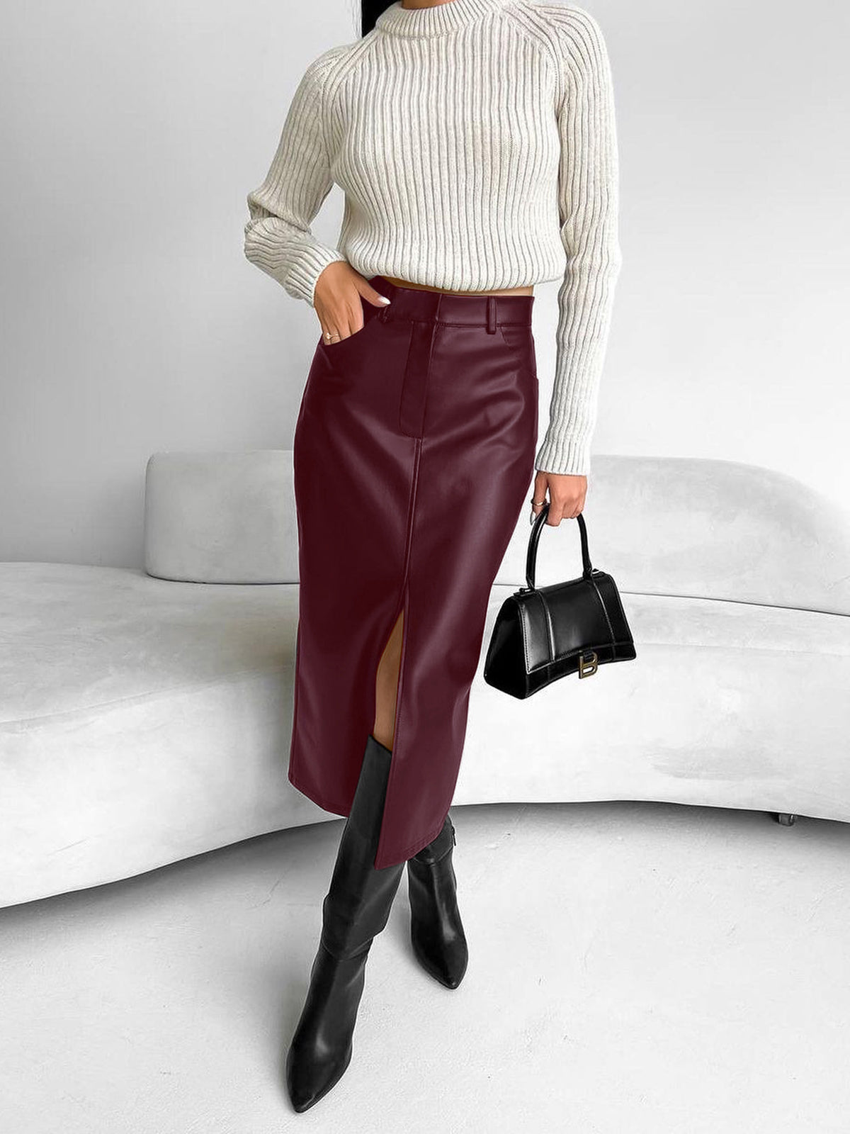 Midi sukňa z umelej kože – elegantný kúsok s vysokým rozparkom